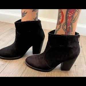 Black heeled ankle boots 🖤👽🤍